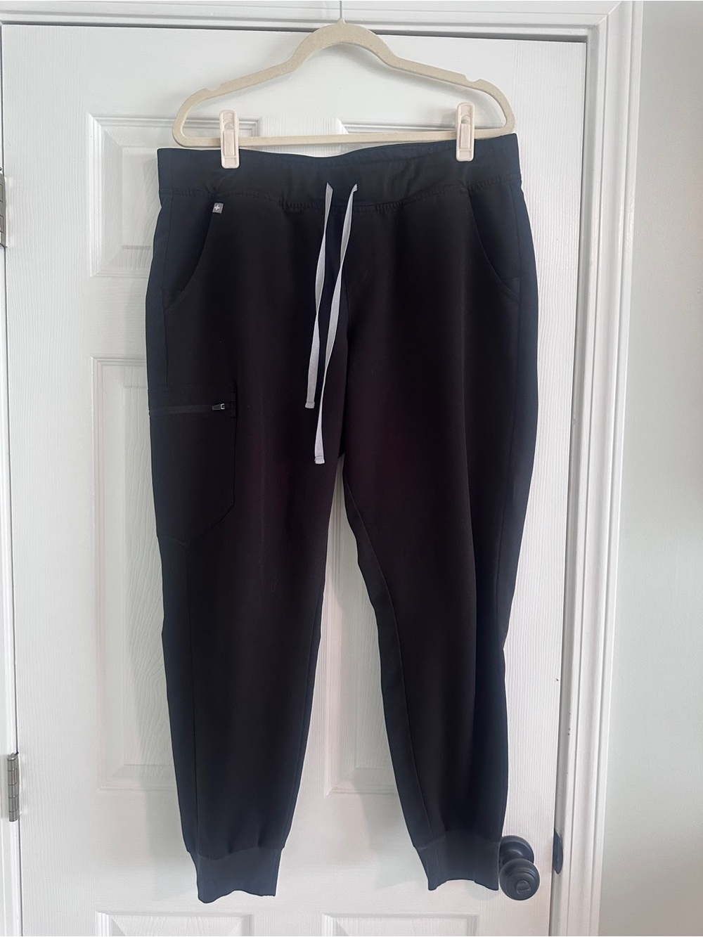 Figs women’s black Zamora jogger scrub pants